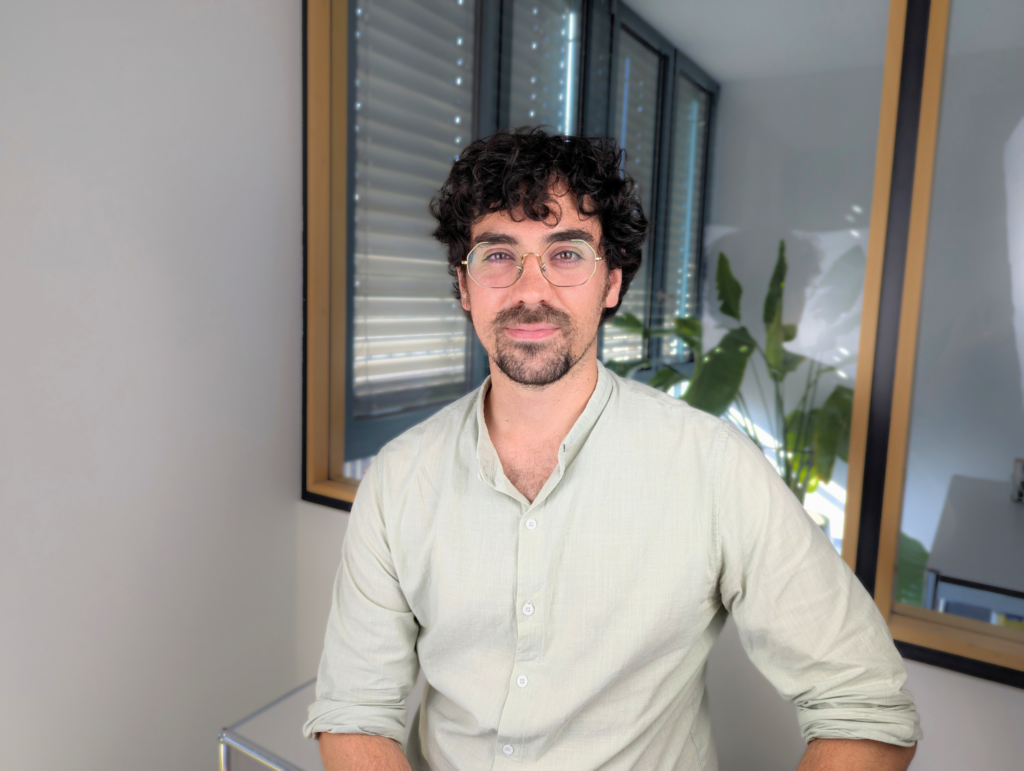 Mann mit Brille und lockigem Haar, Digitalisierungsexperte für e-Rechnung